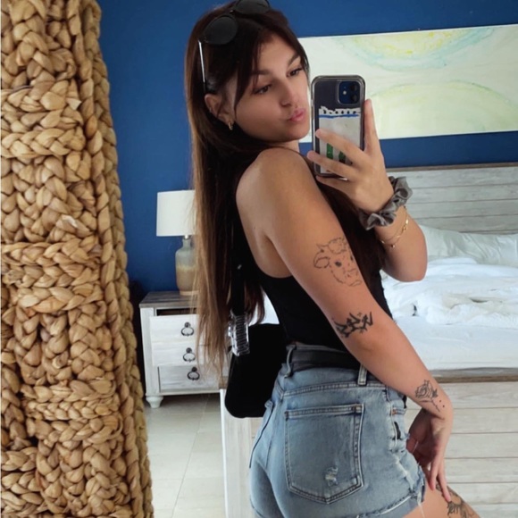 Meet your Posher, Halli - Picture 1 of 1